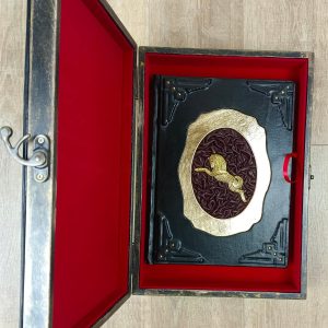 Книга в коже и в подарочном коробе "Лошади" энциклопедия