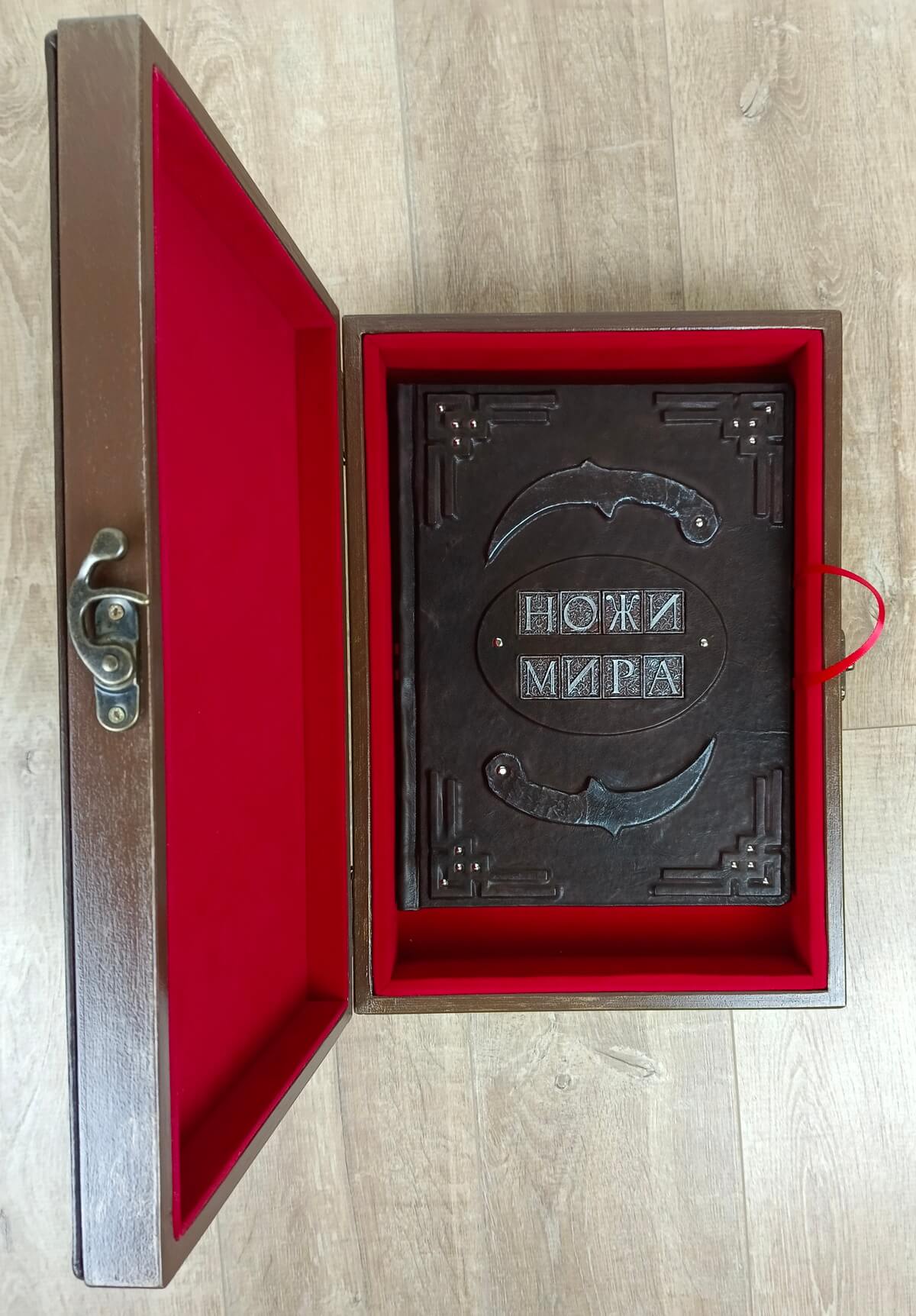 Книга "Ножи мира" в кожаном переплете в подарочном коробе