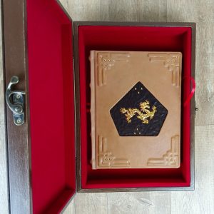 Книга в кожаном переплете и в подарочном коробе "Мудрецы Поднебесной"