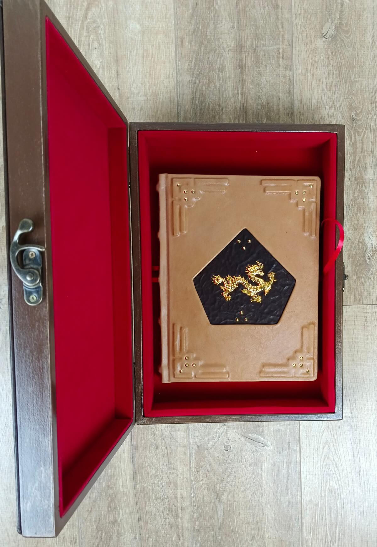 Книга в кожаном переплете и в подарочном коробе "Мудрецы Поднебесной"