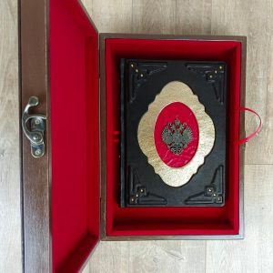Книга «Русские цари. Рюриковичи. Романовы» в кожаном переплете от мастерской LIKOR + подарочный короб.