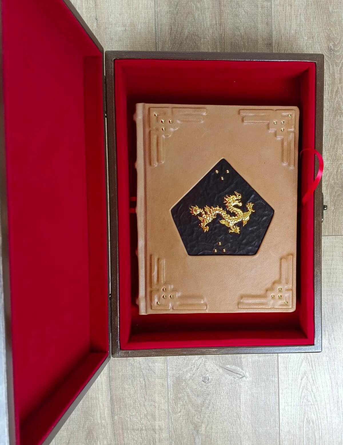 Книга в кожаном переплете и в подарочном коробе "Мудрецы Поднебесной" — изображение 3