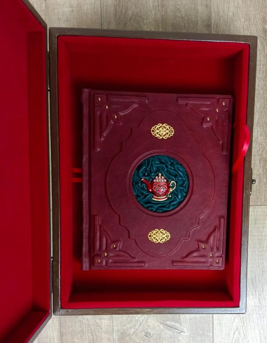 Книга в коже и в подарочном коробе "Чай"
