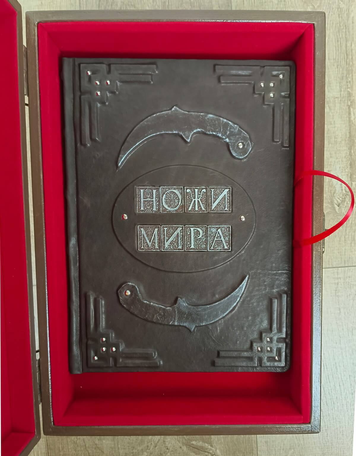 Книга в кожаном переплете "Ножи мира" в подарочном коробе — изображение 3