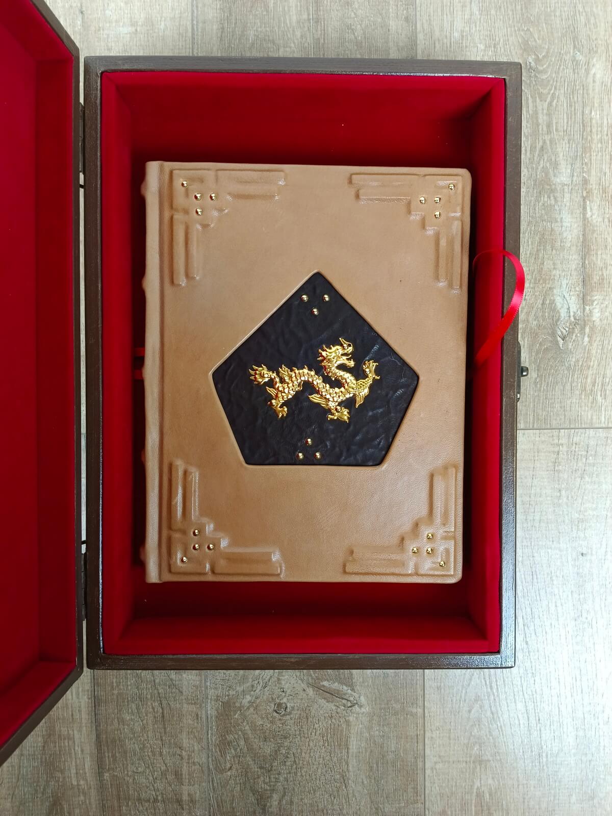 Книга в кожаном переплете и в подарочном коробе "Мудрецы Поднебесной" — изображение 4